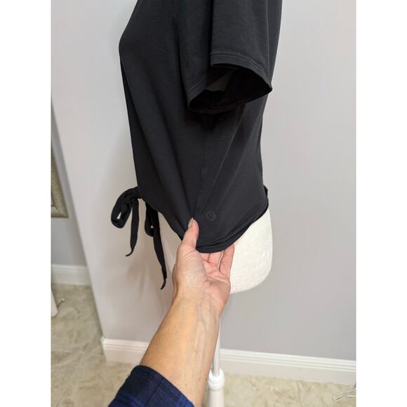 Lululemon Tie Front Black Short Sleeve Crewneck T Shirt Size 8 med short sleeve - Picture 4 of 4
